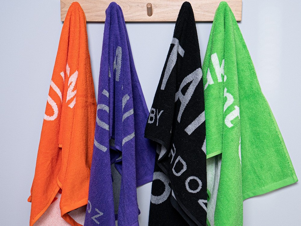 Yarn-dyed jacquard sports towel